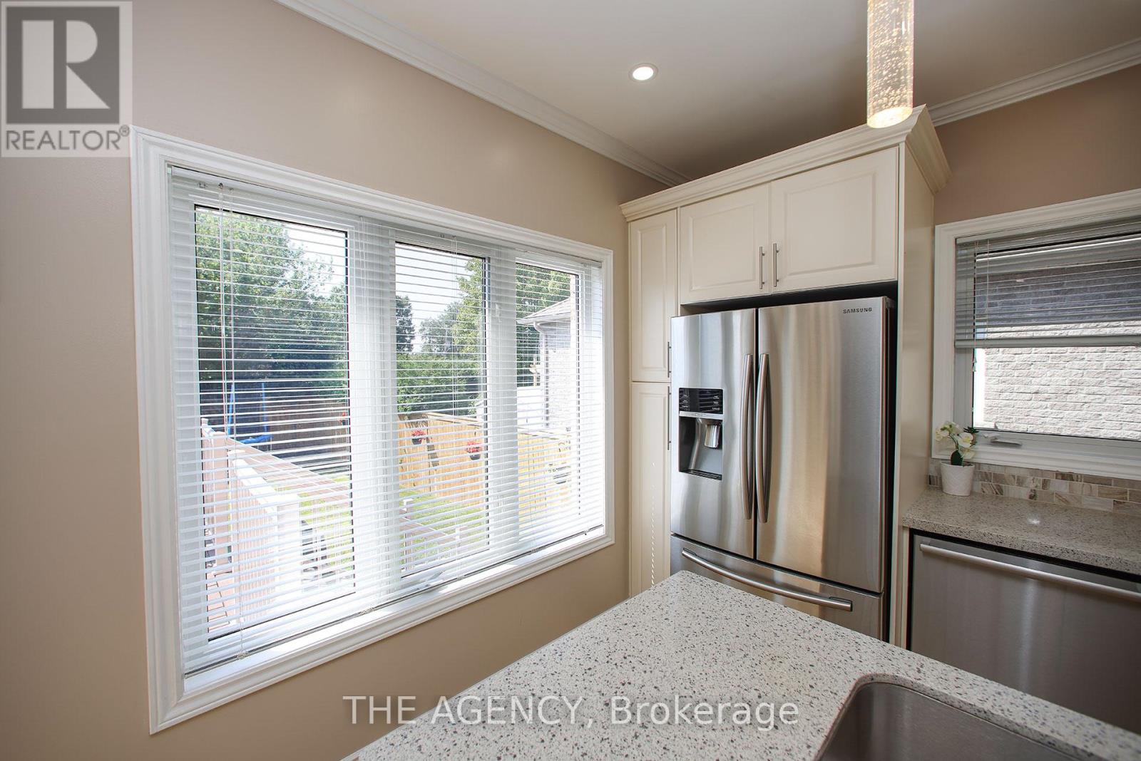 88 Glendower Crescent, Georgina, Ontario  L4P 0A1 - Photo 19 - N12395662