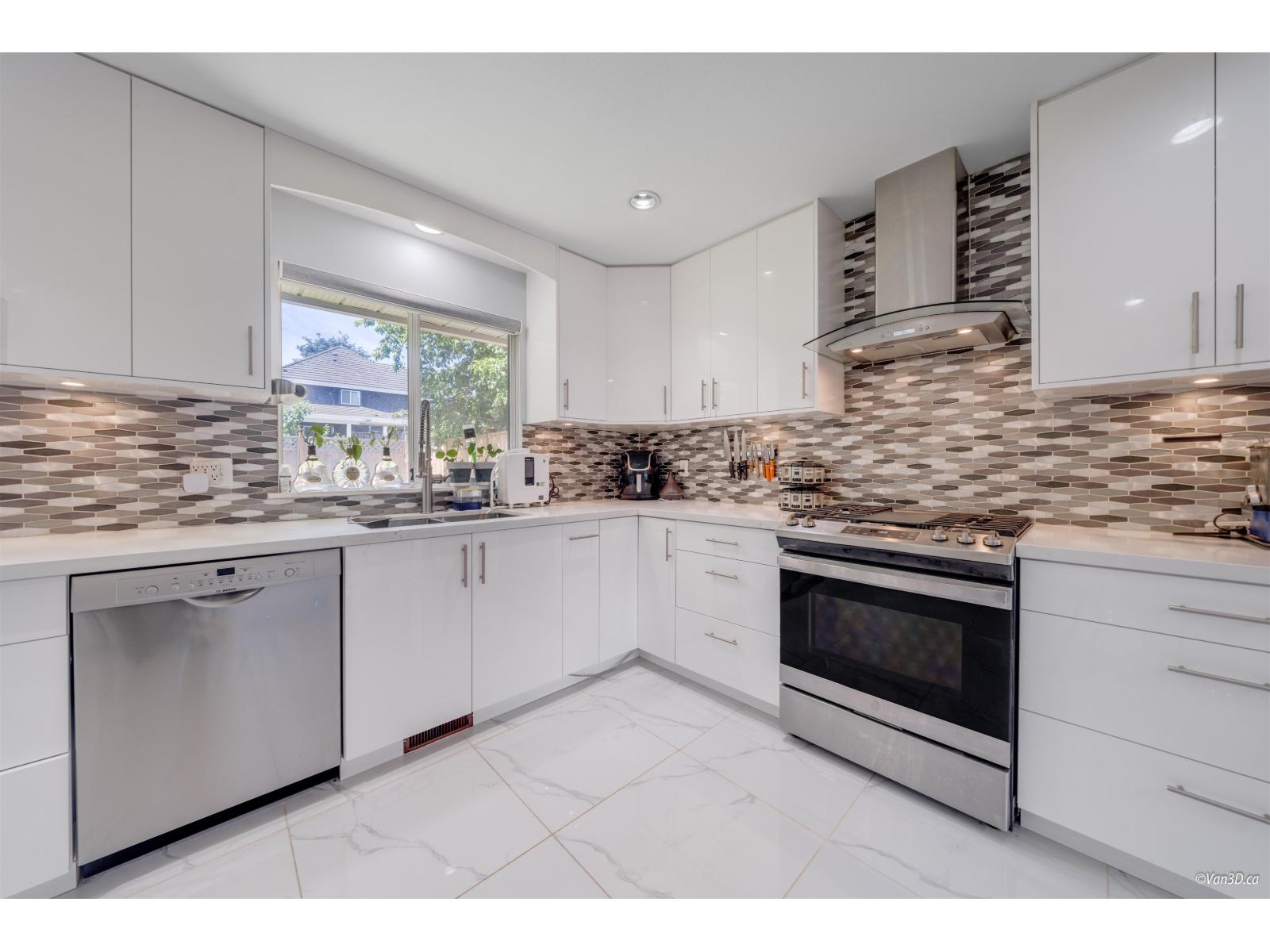 6841 142a Street, Surrey, British Columbia  V3W 0P3 - Photo 8 - R3046371