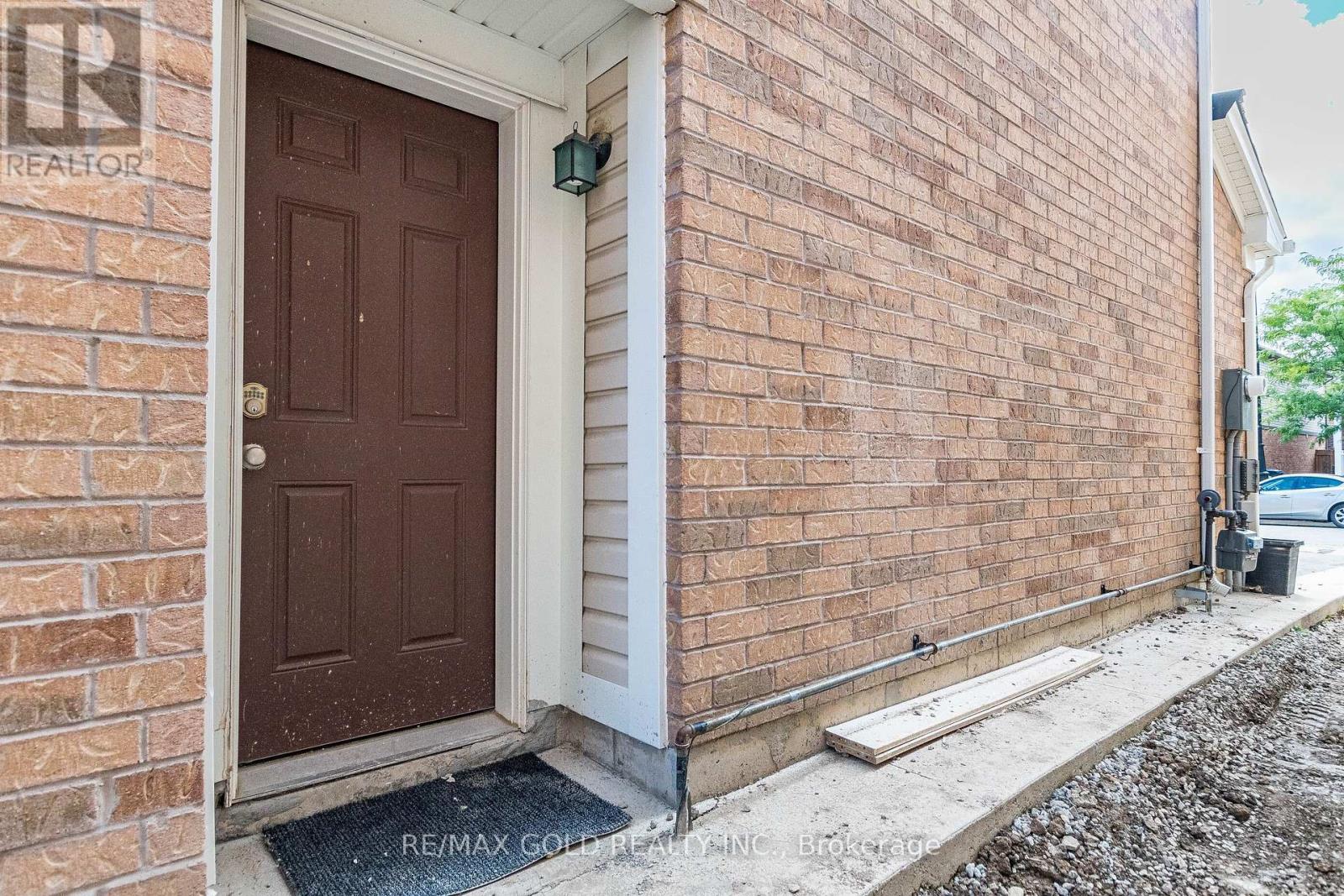 102 Leadenhall Road, Brampton, Ontario  L7A 4G9 - Photo 2 - W12395665