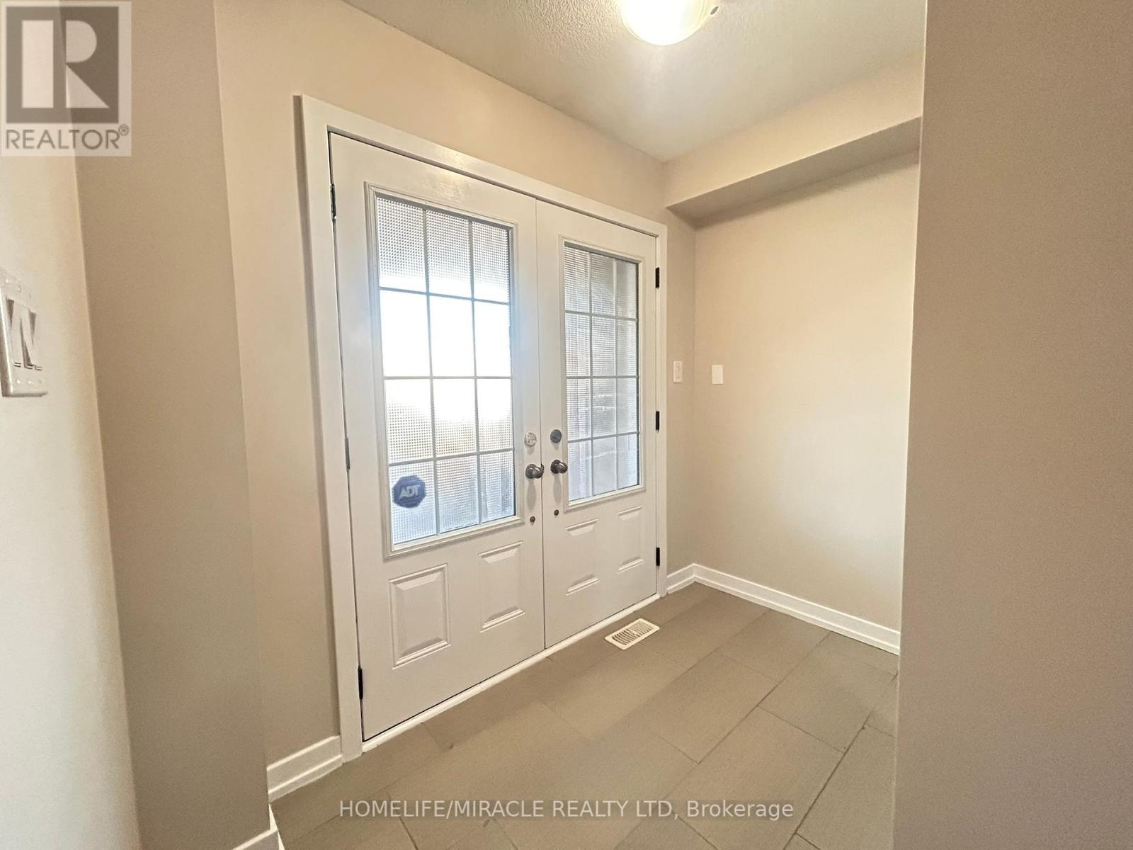 4 Hoover Road, Brampton, Ontario L7A 4L2 - Photo 2 - W12395691