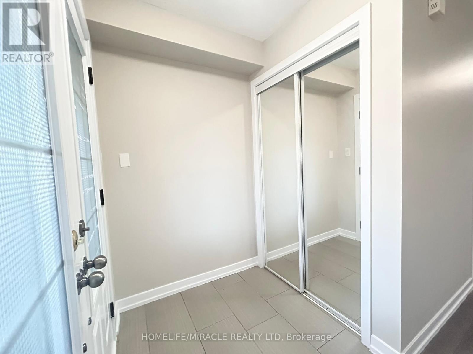 4 Hoover Road, Brampton, Ontario L7A 4L2 - Photo 3 - W12395691