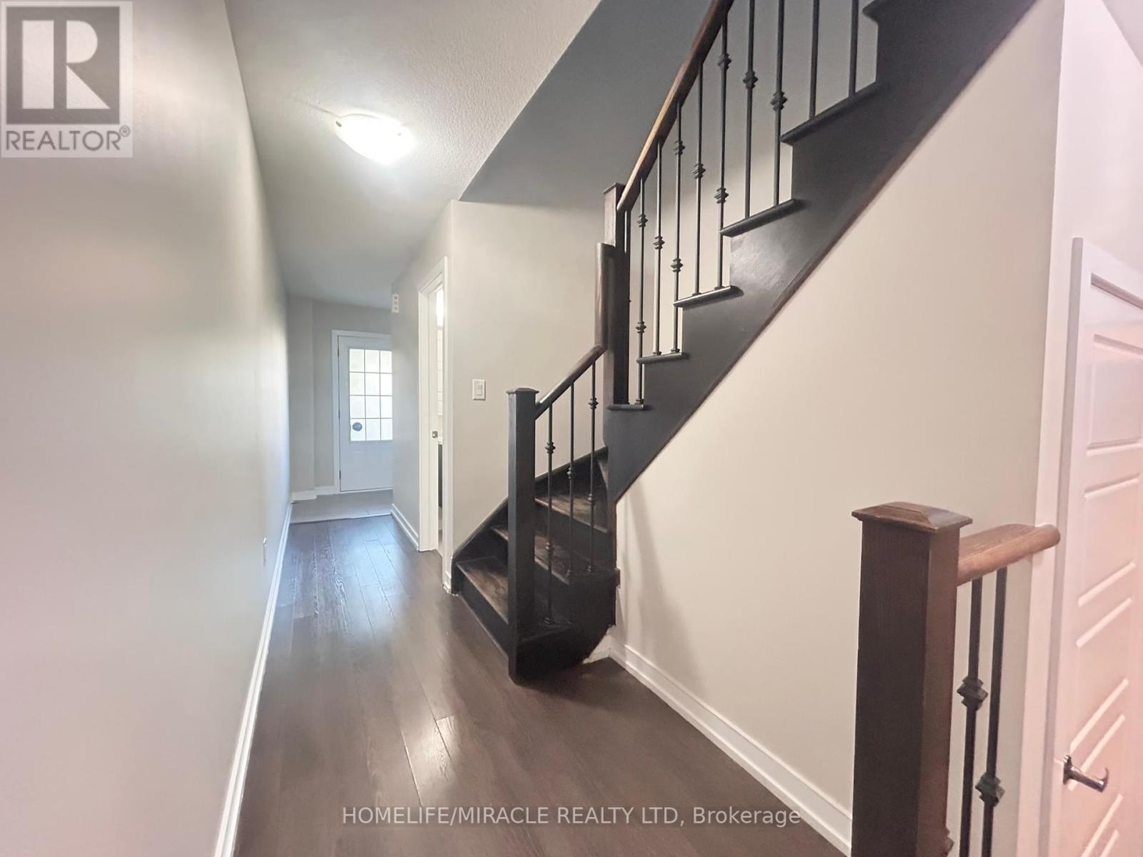 4 Hoover Road, Brampton, Ontario L7A 4L2 - Photo 4 - W12395691