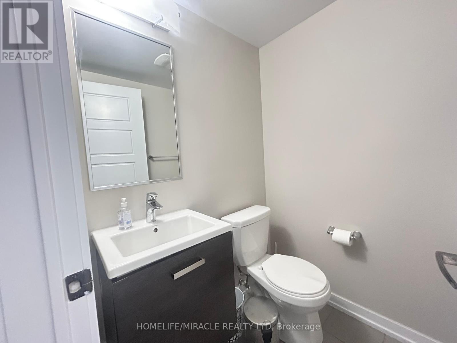 4 Hoover Road, Brampton, Ontario L7A 4L2 - Photo 5 - W12395691