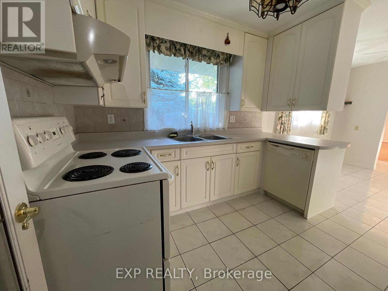 46 Croydon Drive, St. Catharines, Ontario  L2M 1J5 - Photo 3 - X12365845