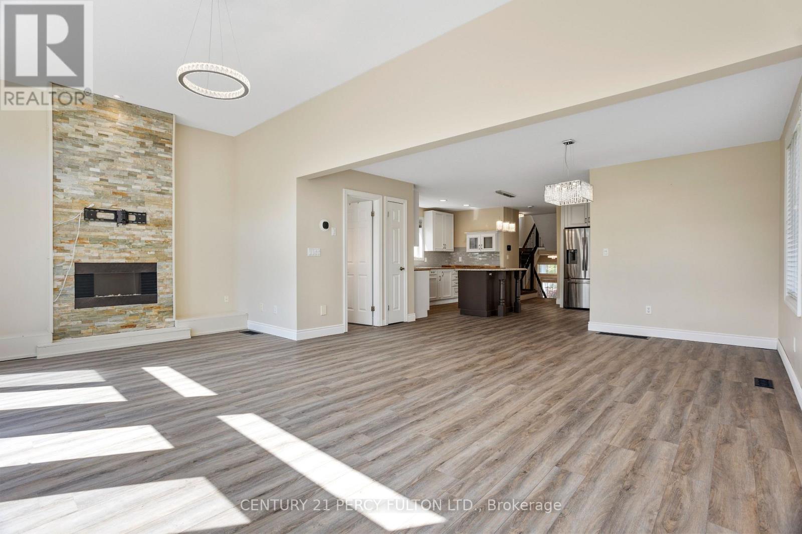 14 Anderson Street, Woodstock (Woodstock - South), Ontario  N4S 8W9 - Photo 4 - X12395721