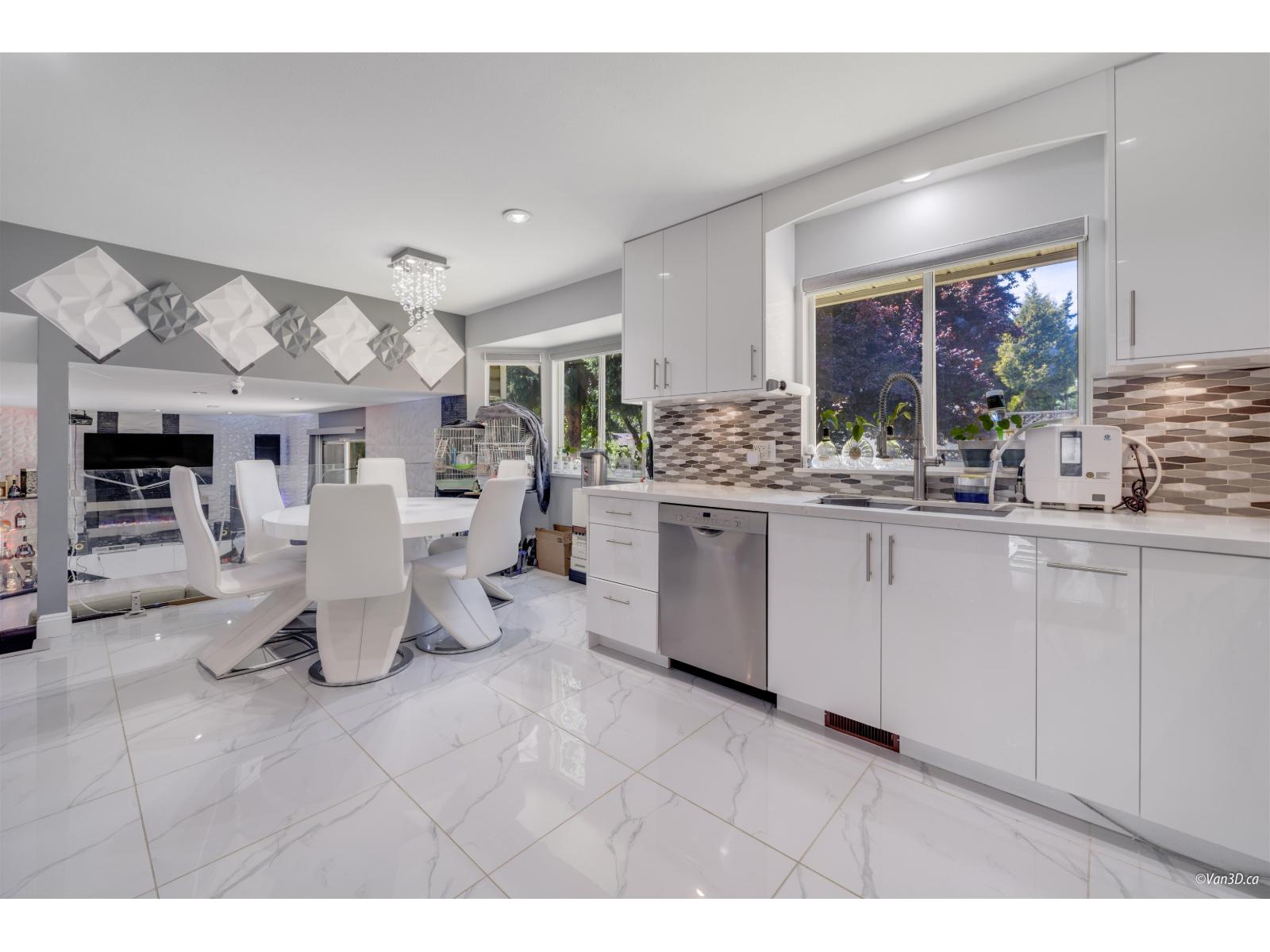 6841 142a Street, Surrey, British Columbia  V3W 0P3 - Photo 4 - R3046371