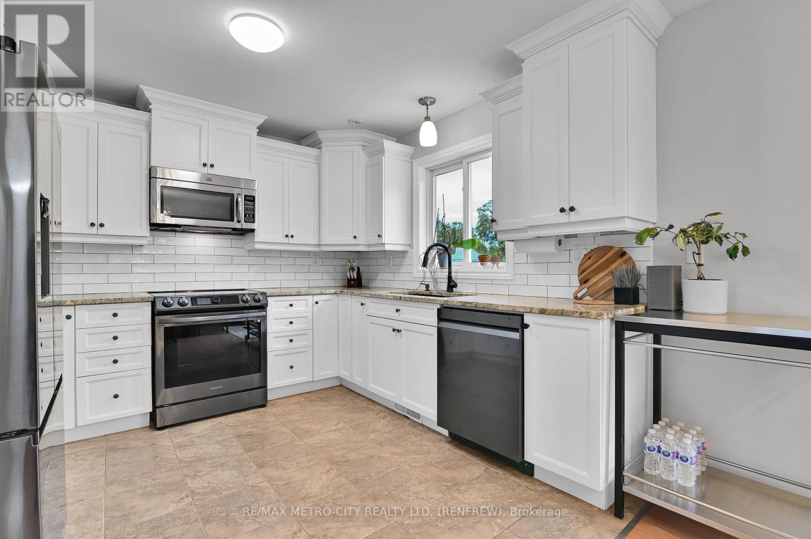 35 Lakeridge Trail, Whitewater Region, Ontario  K0J 1C0 - Photo 11 - X12395383