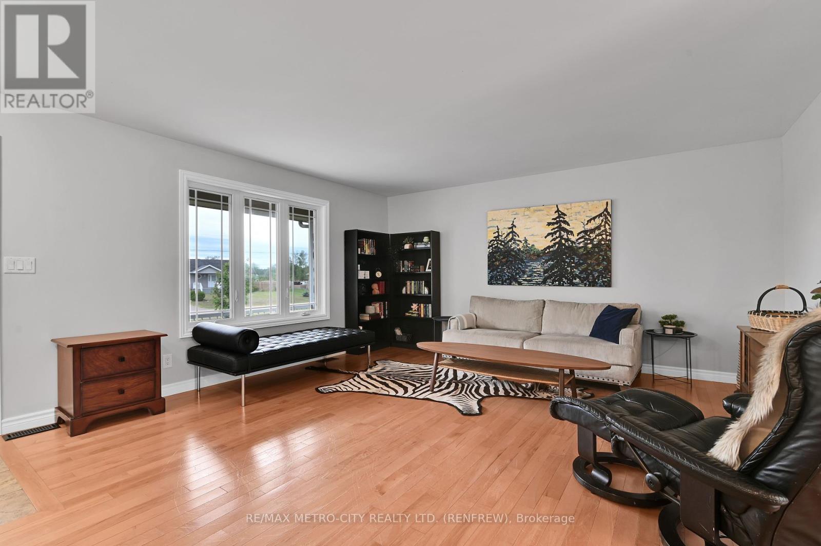 35 Lakeridge Trail, Whitewater Region, Ontario  K0J 1C0 - Photo 7 - X12395383