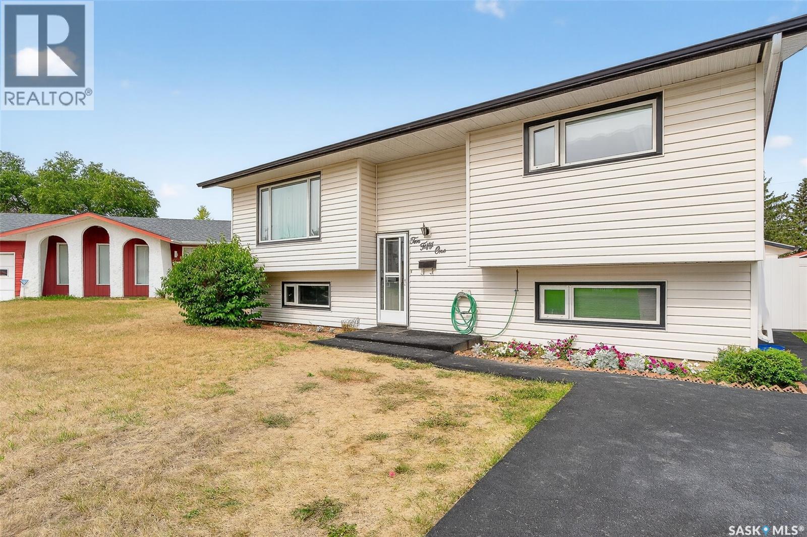 1051 Corman Crescent, Moose Jaw, Saskatchewan  S6H 6V5 - Photo 3 - SK018028
