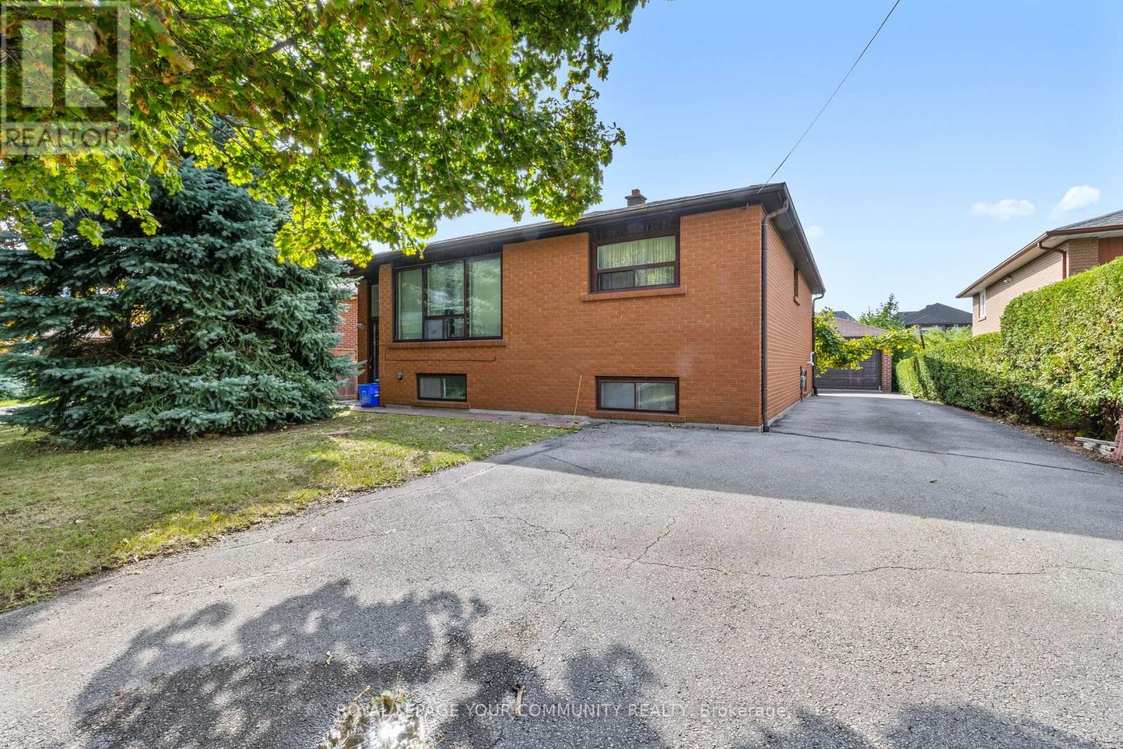 Property at 221 ELGIN MILLS ROAD W image 1