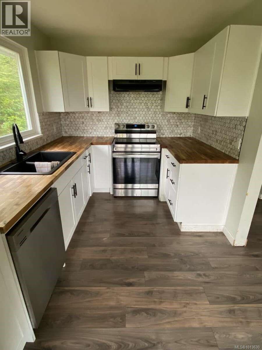 551 MacMillan Dr, Sayward, British Columbia