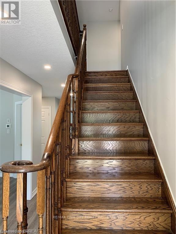 7 Hollinrake Avenue, Brant (Brantford Twp), Ontario  N3T 0A6 - Photo 10 - X12395769