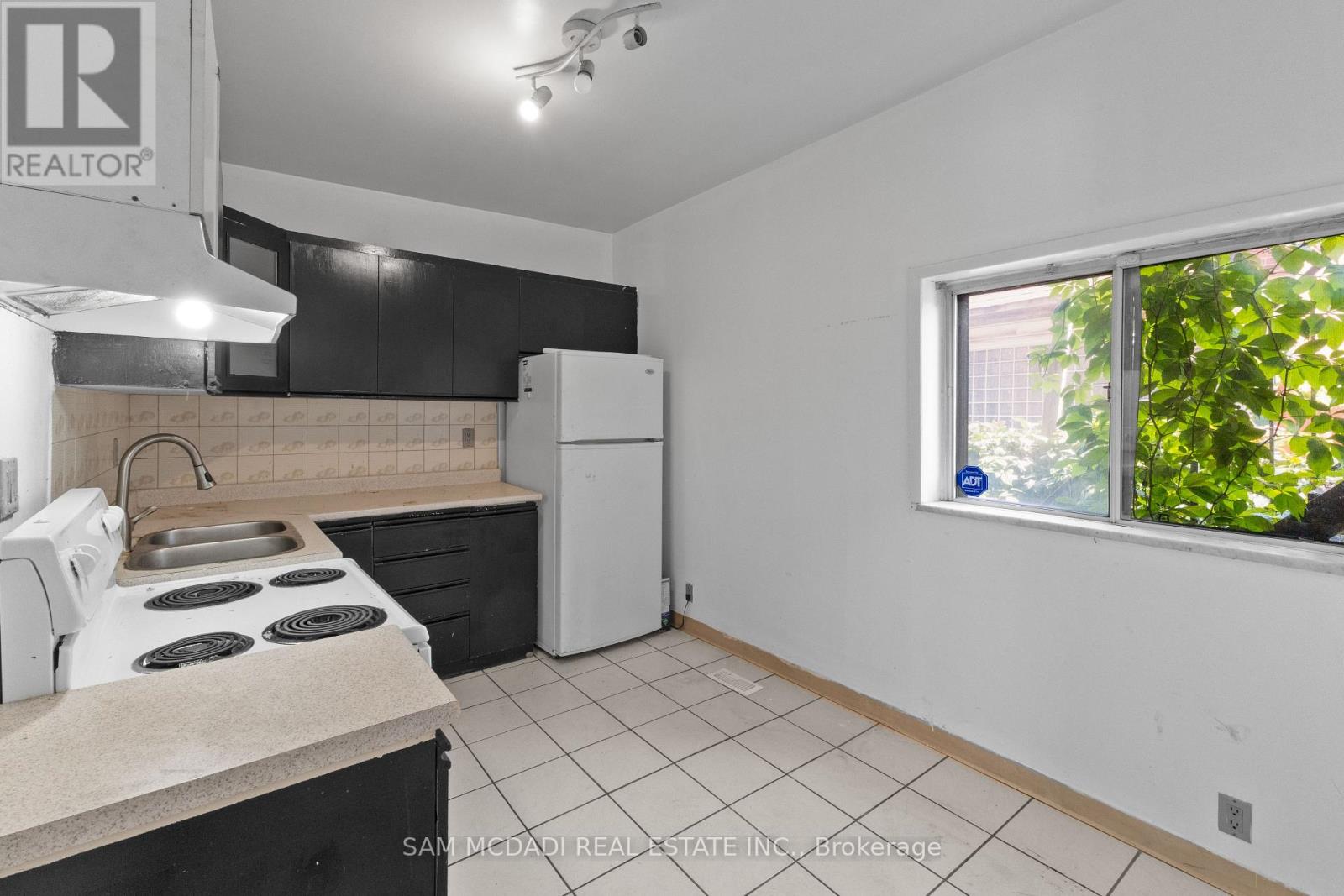 415 Crawford Street, Toronto, Ontario  M6G 3J7 - Photo 14 - C12395807