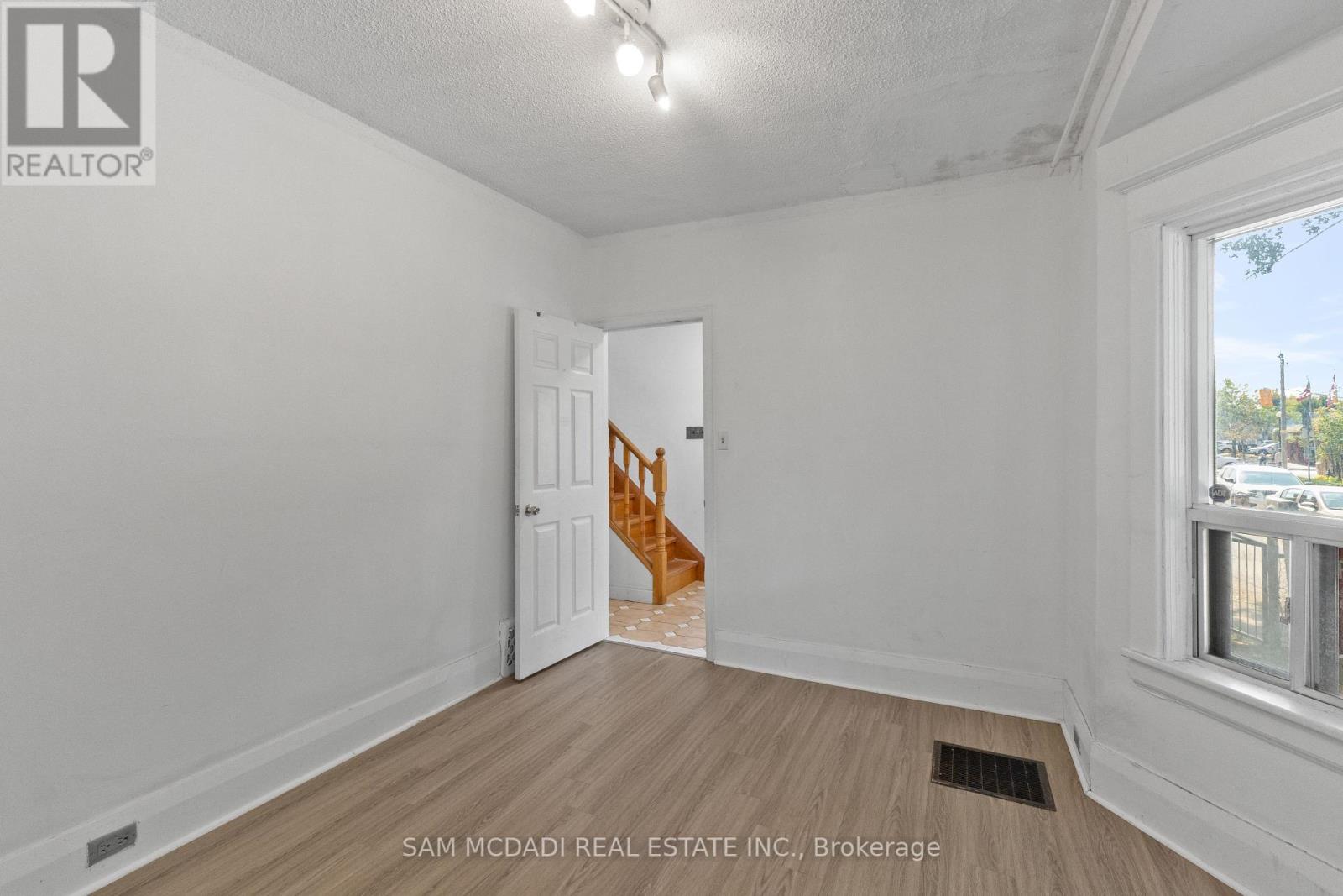 415 Crawford Street, Toronto, Ontario  M6G 3J7 - Photo 8 - C12395807