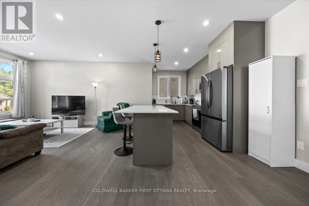 A/b - 22 Inverkip Avenue, Ottawa, Ontario  K1T 4B7 - Photo 9 - X12395818