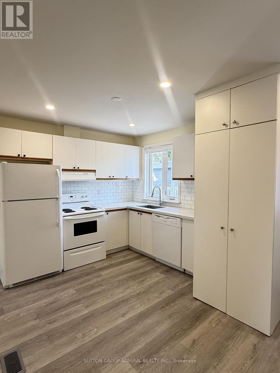 A - 61 Parkside Drive, Newmarket, Ontario  L3Y 4R7 - Photo 4 - N12336903