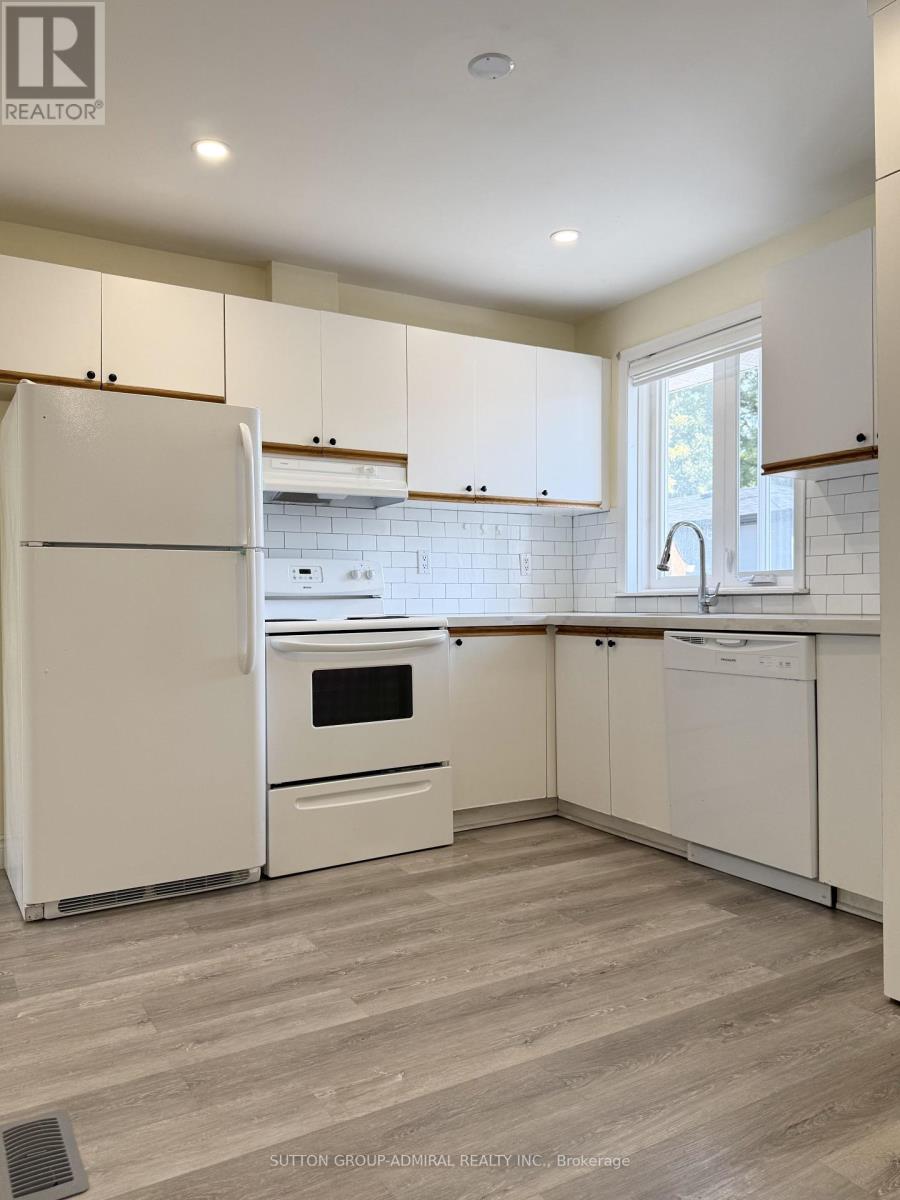 A - 61 Parkside Drive, Newmarket, Ontario  L3Y 4R7 - Photo 3 - N12336903