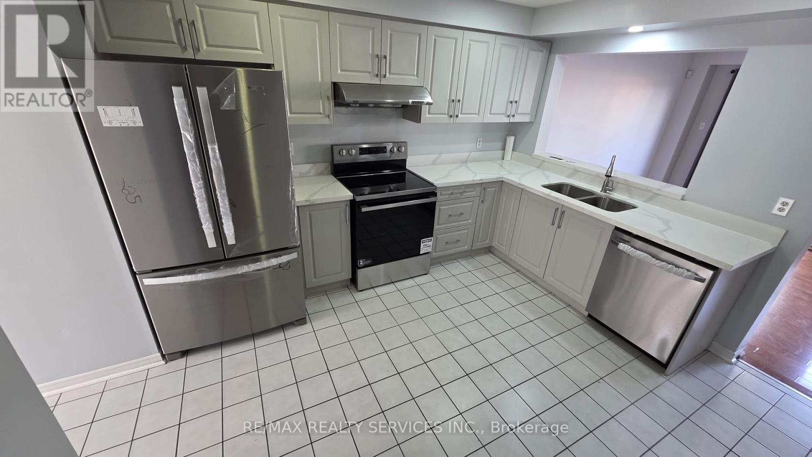24 - 1292 Sherwood Mills Boulevard, Mississauga, Ontario  L5V 2G8 - Photo 5 - W12356166