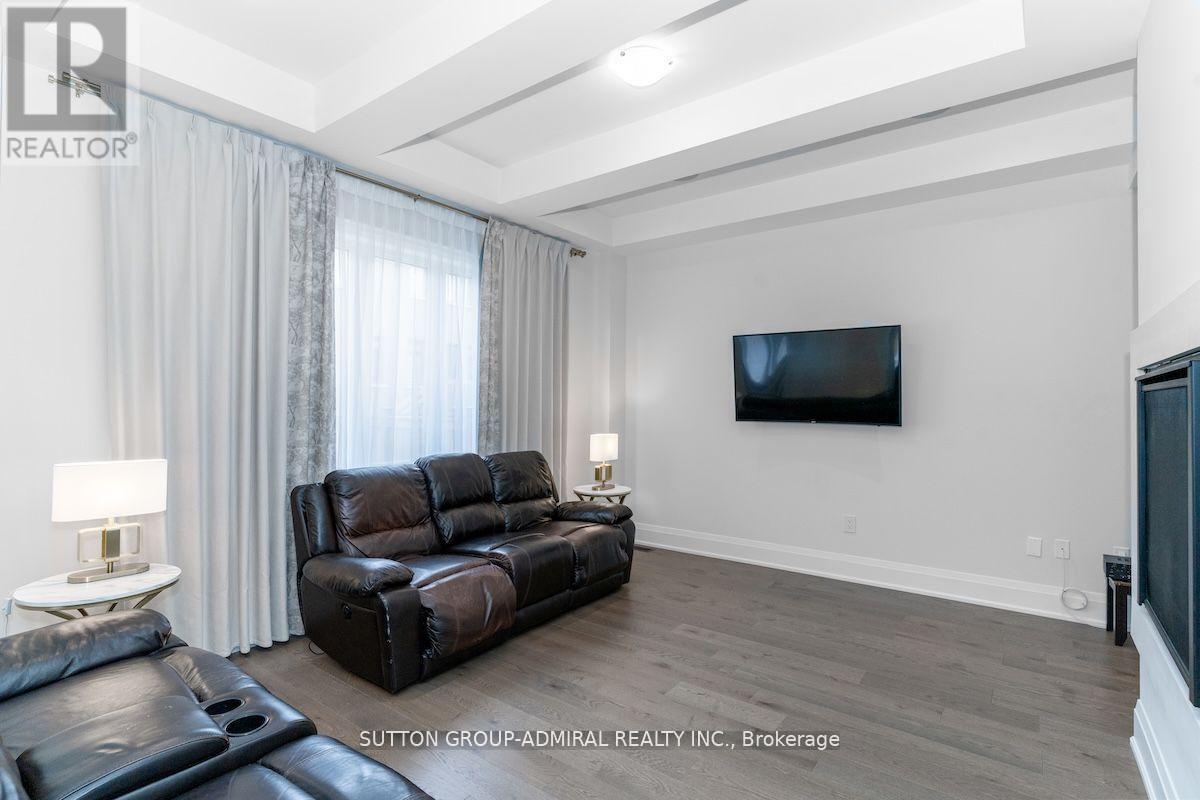 42 Solar Street, Richmond Hill (Observatory), Ontario  L4C 5G9 - Photo 15 - N12395827