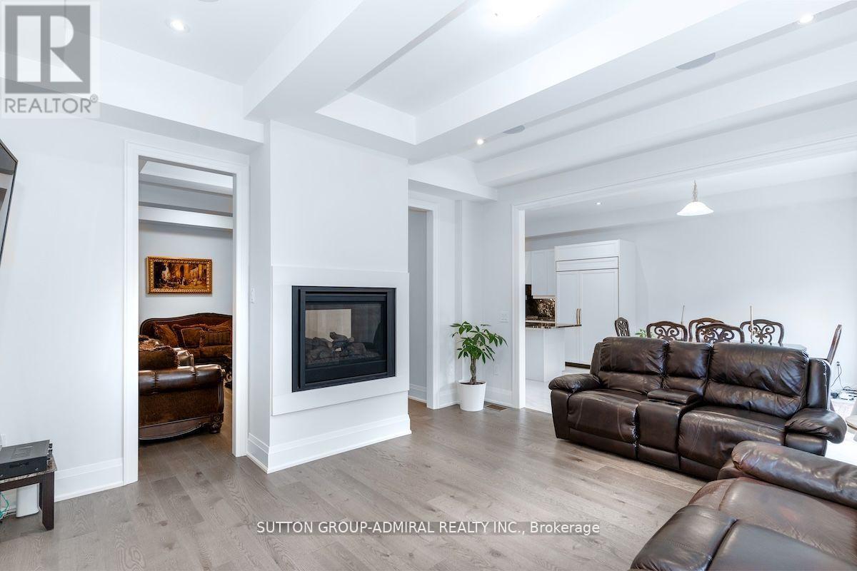 42 Solar Street, Richmond Hill (Observatory), Ontario  L4C 5G9 - Photo 17 - N12395827