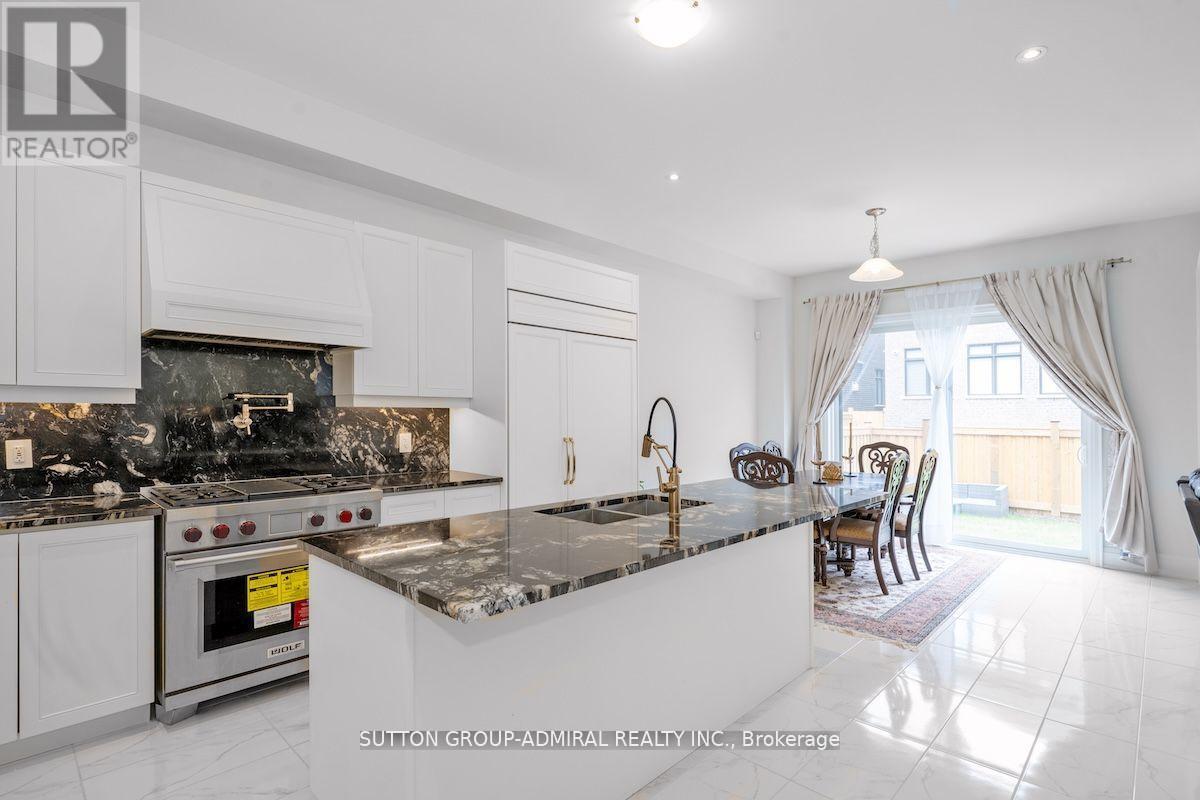 42 Solar Street, Richmond Hill, Ontario  L4C 5G9 - Photo 6 - N12395827
