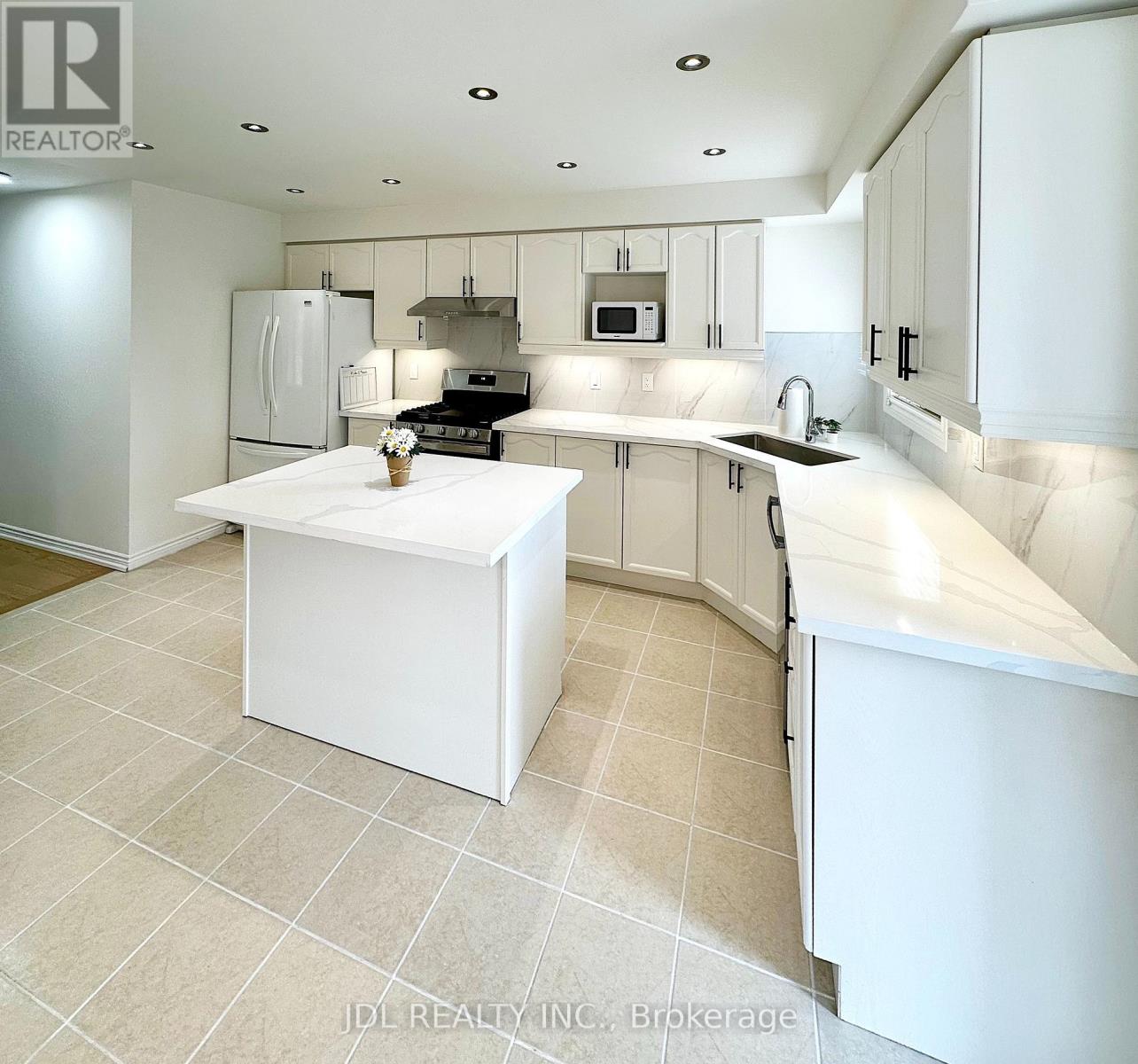 124 Gas Lamp Lane, Markham, Ontario  L6B 0H8 - Photo 6 - N12395880