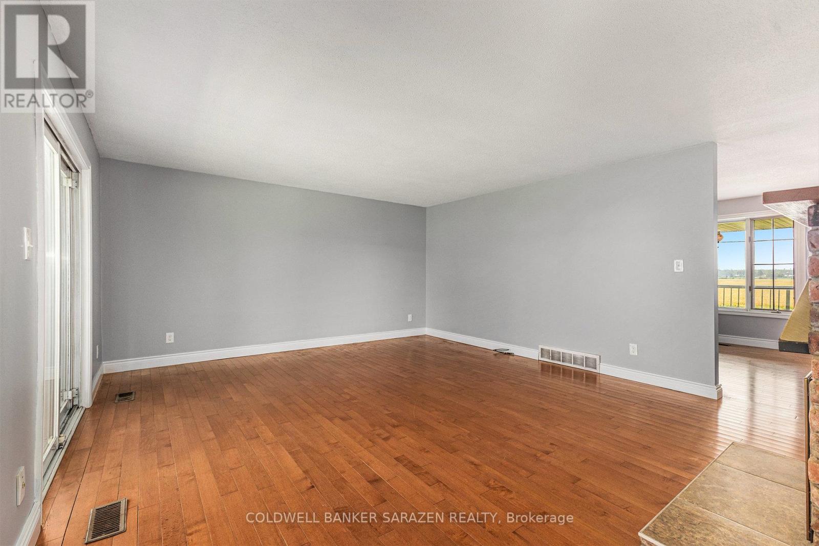 402 Scheel Drive, Mcnab/braeside, Ontario  K7S 3G8 - Photo 12 - X12395922