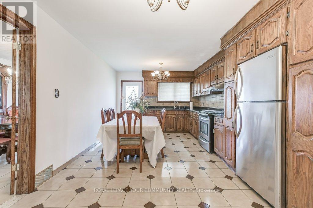 52 Whitburn Crescent, Toronto, Ontario  M3M 2S4 - Photo 12 - W12395869