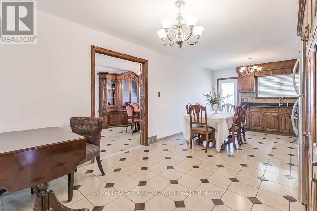 52 Whitburn Crescent, Toronto, Ontario  M3M 2S4 - Photo 13 - W12395869