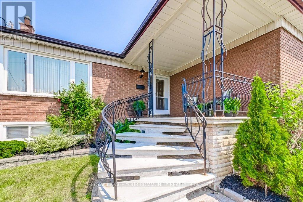 52 Whitburn Crescent, Toronto, Ontario  M3M 2S4 - Photo 2 - W12395869