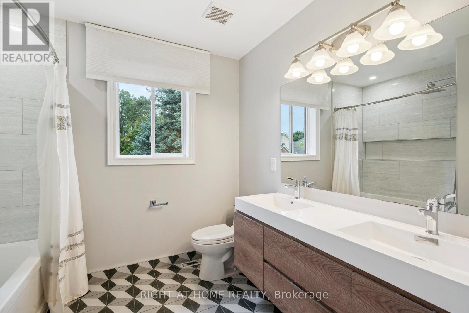 2322 Woodridge Way, Oakville (Wc Wedgewood Creek), Ontario  L6H 6S3 - Photo 28 - W12395884