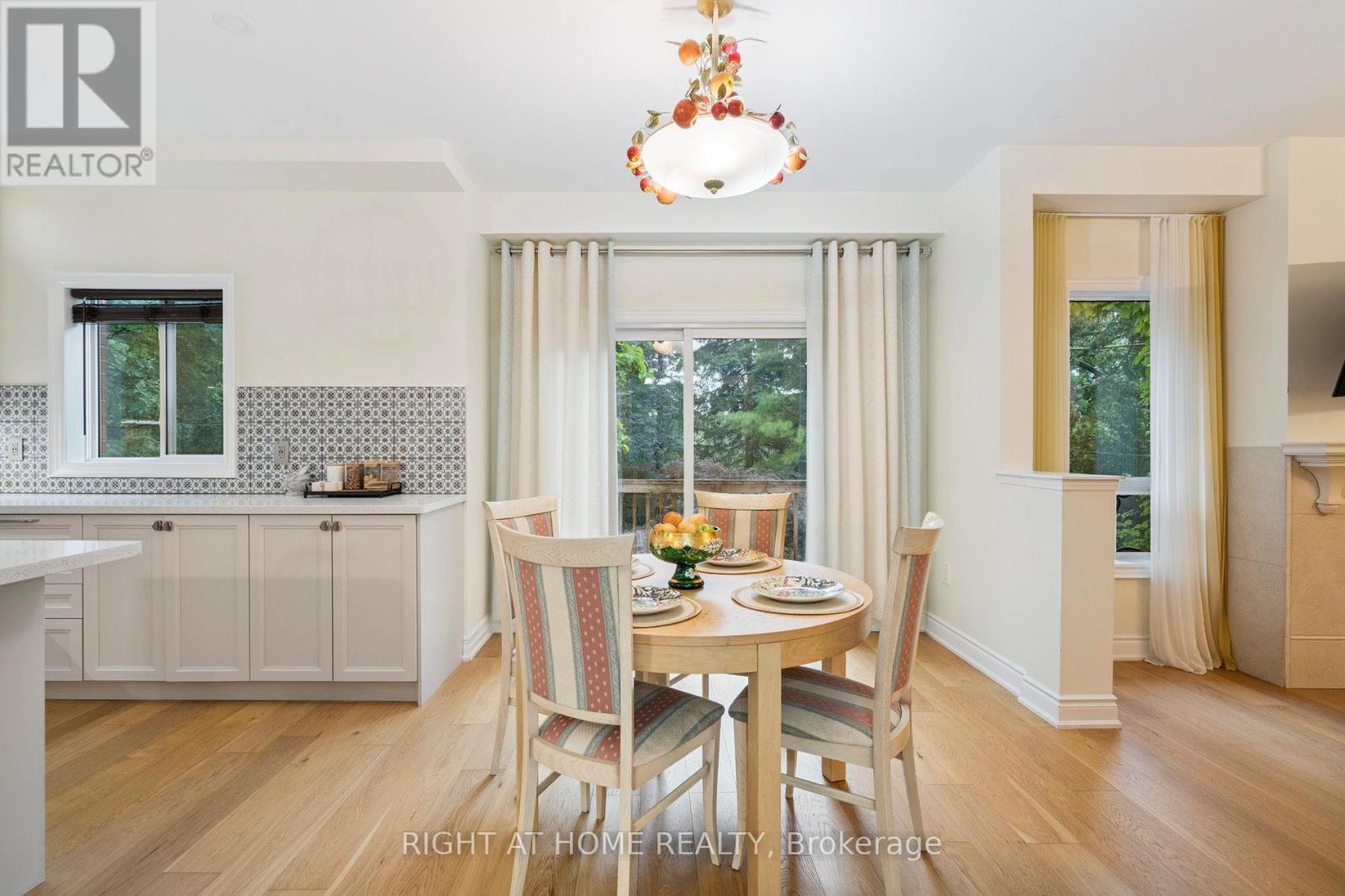 2322 Woodridge Way, Oakville (Wc Wedgewood Creek), Ontario  L6H 6S3 - Photo 6 - W12395884
