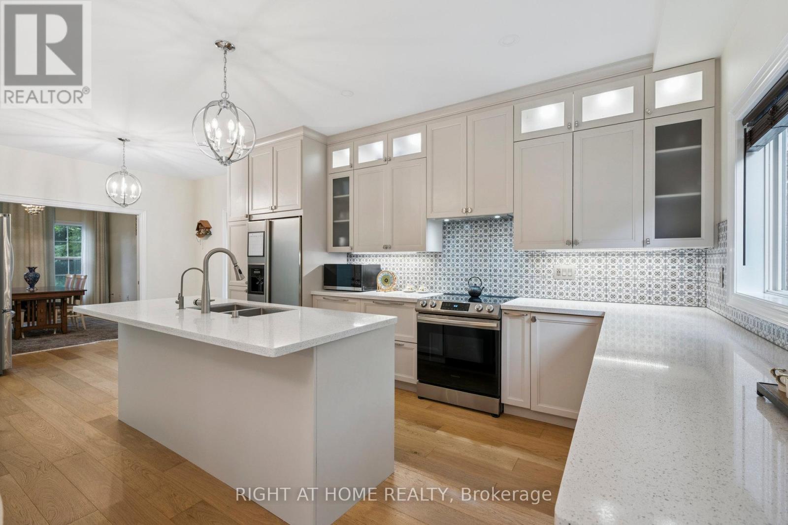 2322 Woodridge Way, Oakville (Wc Wedgewood Creek), Ontario  L6H 6S3 - Photo 8 - W12395884