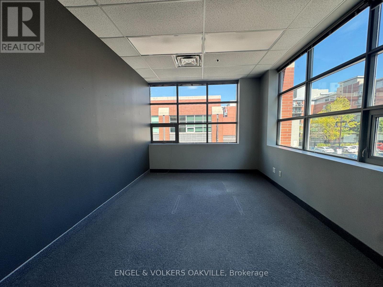 203 - 125 Lakeshore Road E, Mississauga, Ontario  L5G 1E5 - Photo 4 - W12395911