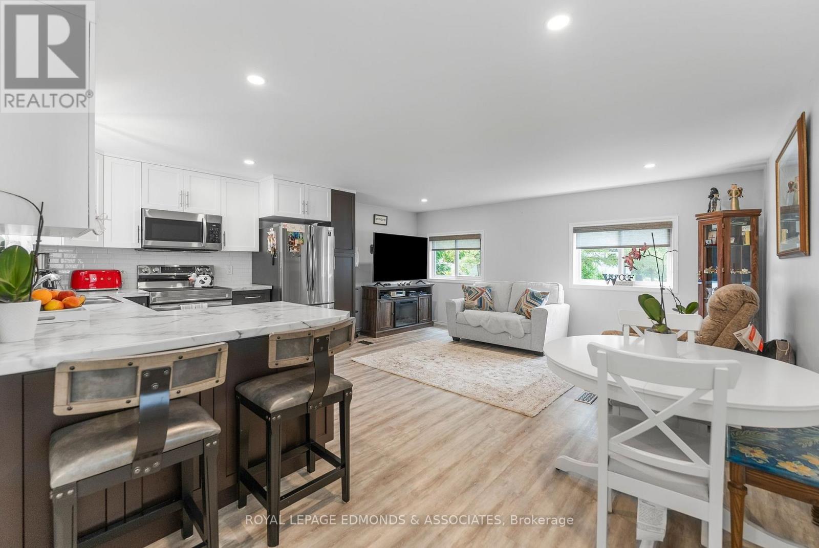 33 Robert Colin Lane, Whitewater Region, Ontario  K0J 1K0 - Photo 8 - X12395943