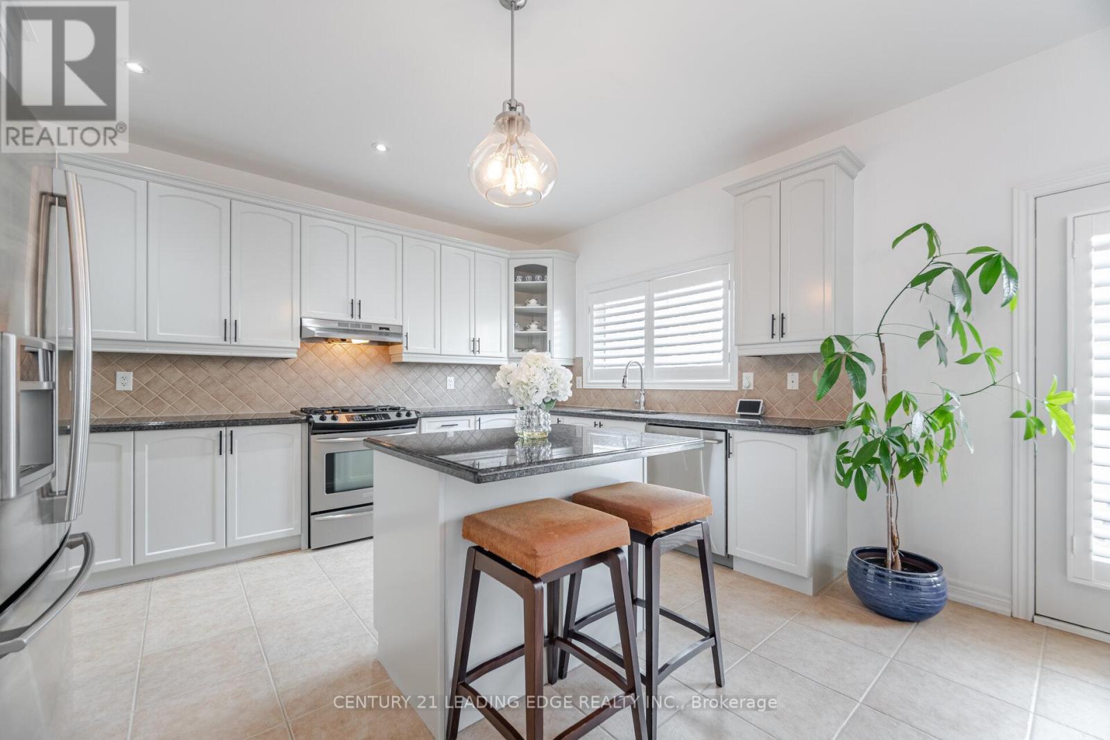34 Royal Links Circle, Brampton, Ontario  L6P 2Z9 - Photo 12 - W12395948