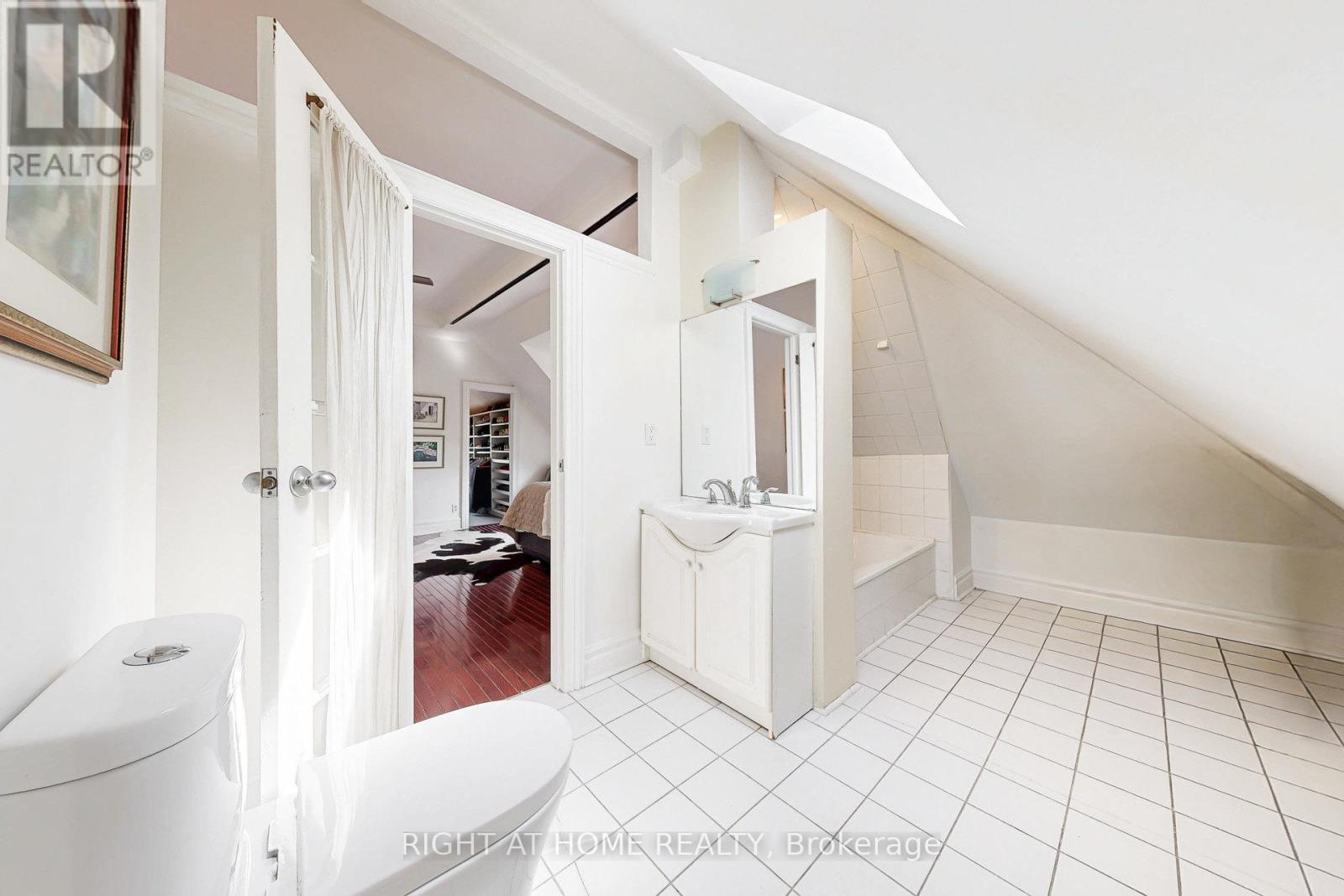 440 Sackville Street, Toronto, Ontario  M4X 1T2 - Photo 34 - C12395986