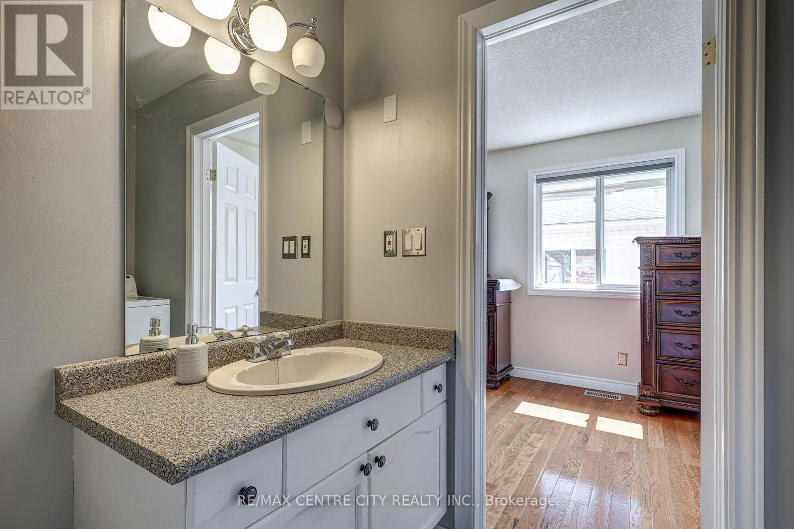 26 Sifton Drive, St. Thomas, Ontario  N5R 6C7 - Photo 18 - X12395603