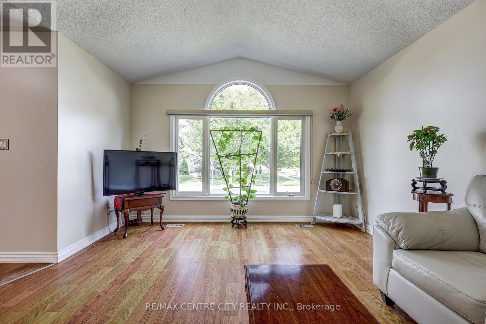26 Sifton Drive, St. Thomas, Ontario  N5R 6C7 - Photo 12 - X12395603