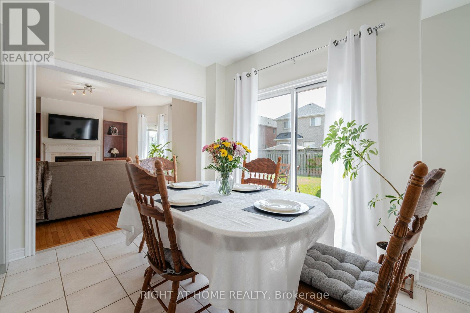 122 Fletchers Creek Boulevard, Brampton (Fletcher's Creek Village), Ontario  L6X 4V3 - Photo 16 - W12395965