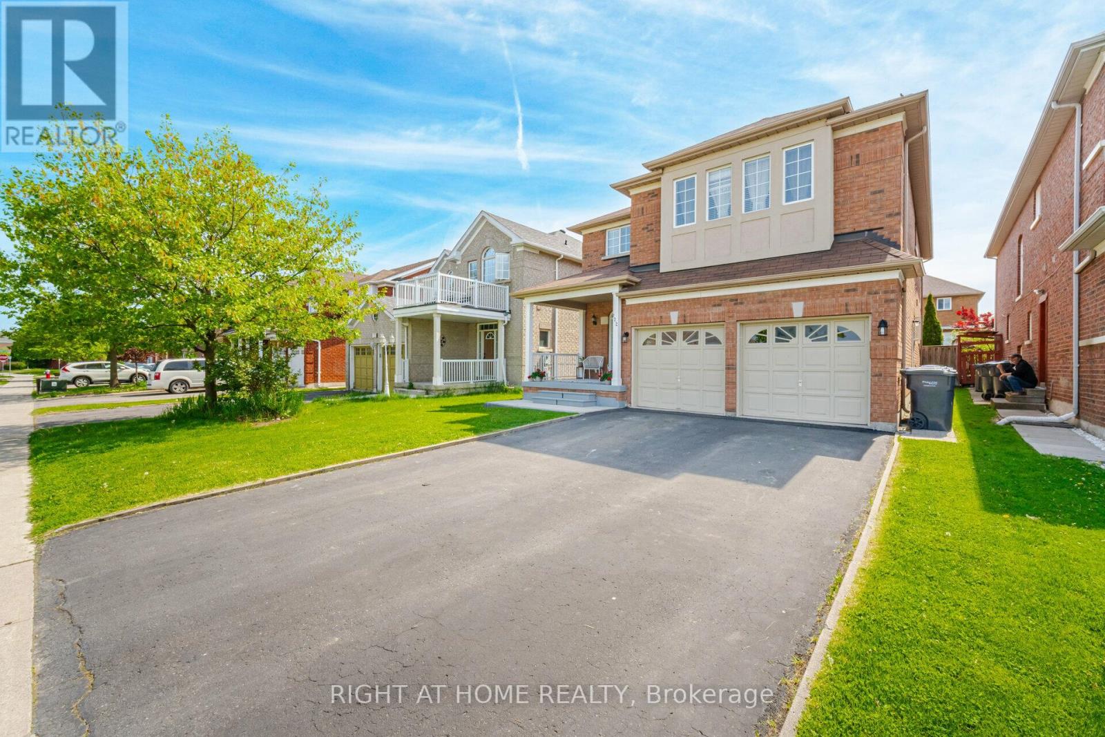 122 Fletchers Creek Boulevard, Brampton (Fletcher's Creek Village), Ontario  L6X 4V3 - Photo 2 - W12395965