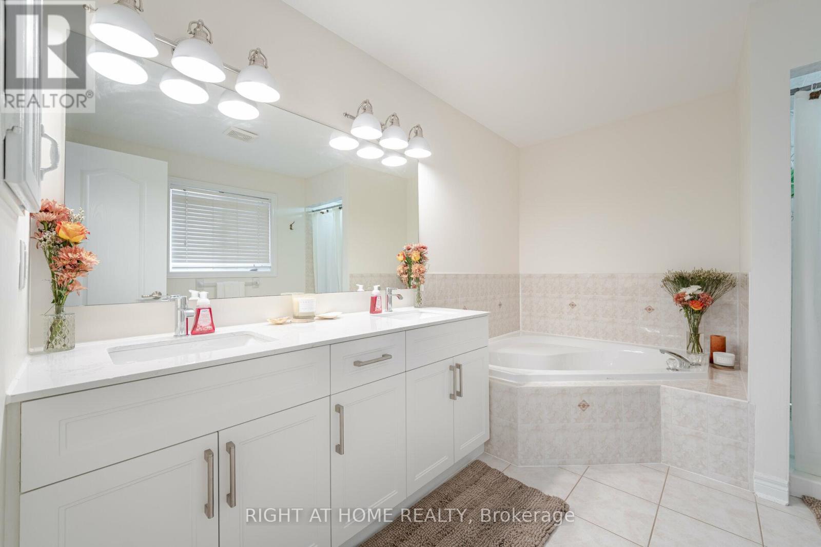 122 Fletchers Creek Boulevard, Brampton (Fletcher's Creek Village), Ontario  L6X 4V3 - Photo 28 - W12395965