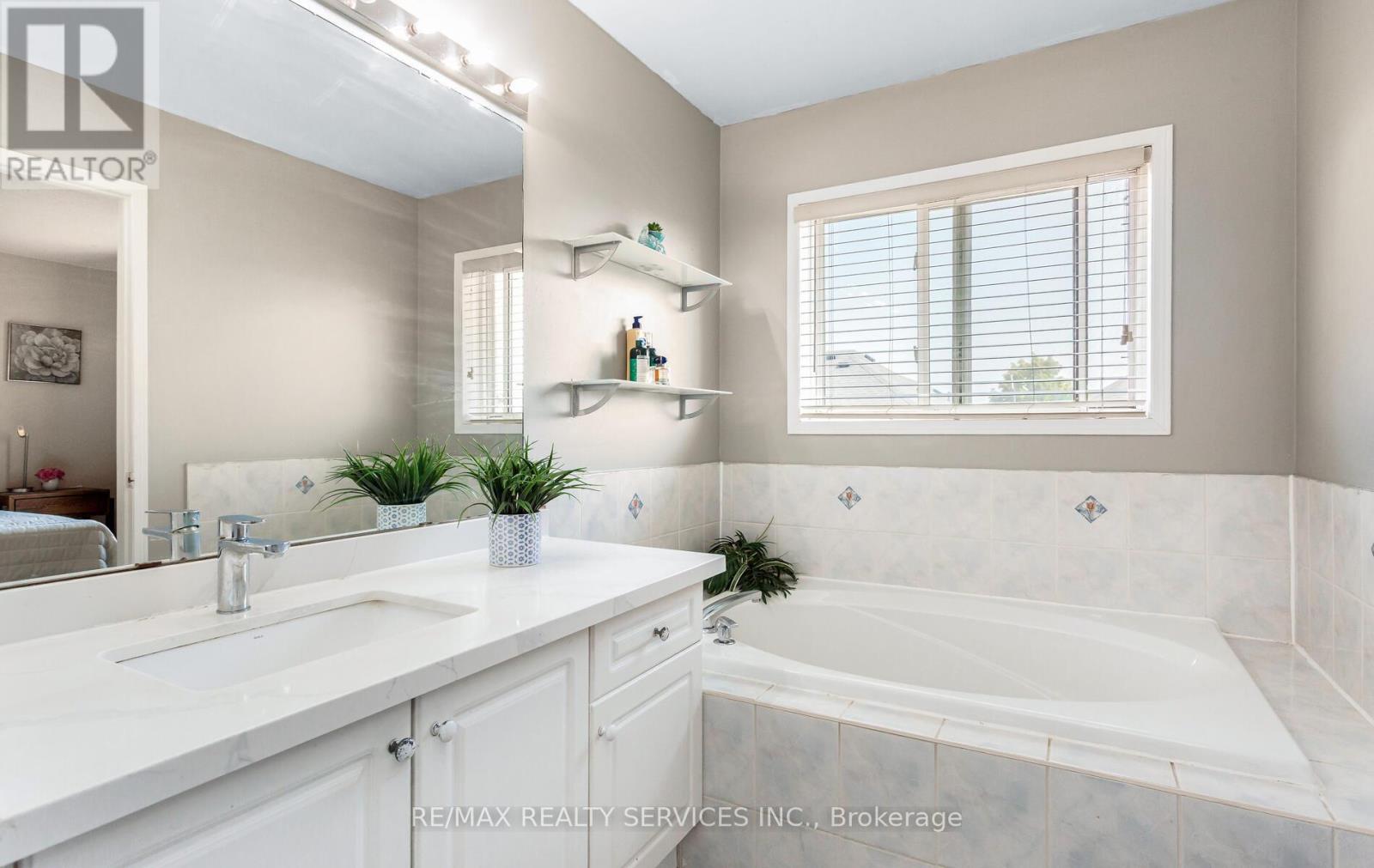3770 Brinwood Gate, Mississauga, Ontario  L5M 7H2 - Photo 21 - W12396002