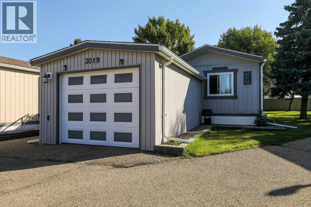 3019 31 Street S, Lethbridge, Alberta  T1K 6S9 - Photo 1 - A2244912