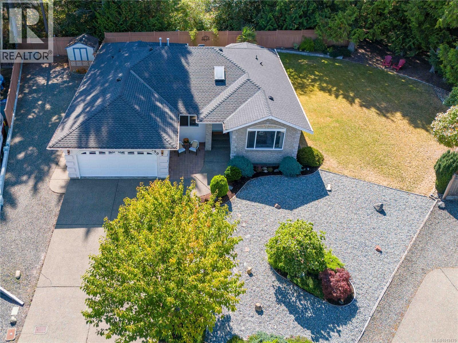 590 Hazelwood Pl, Qualicum Beach, British Columbia