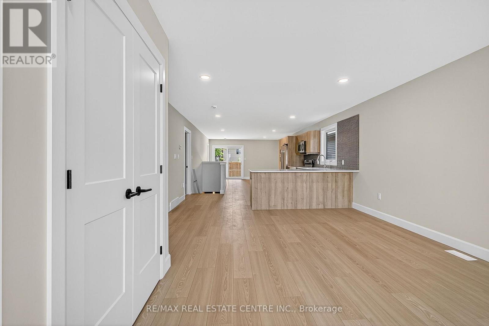 93 Moonstone Crescent, Chatham-Kent (Chatham), Ontario  N7M 0S2 - Photo 3 - X12396007