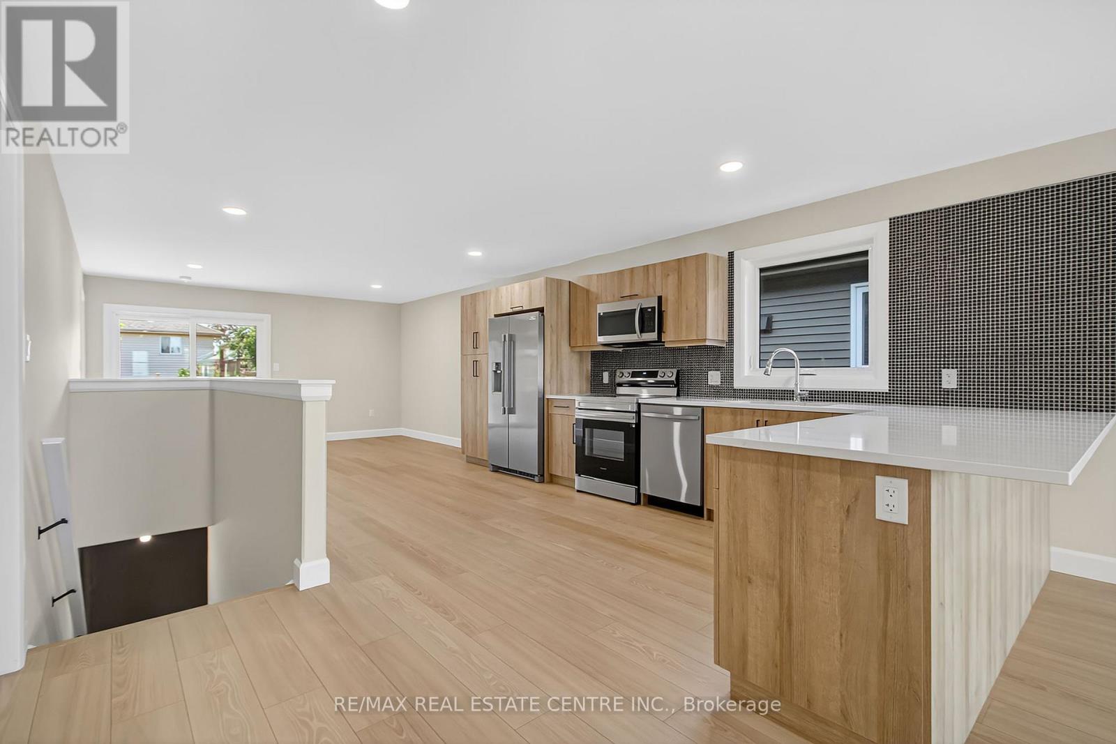 93 Moonstone Crescent, Chatham-Kent (Chatham), Ontario  N7M 0S2 - Photo 7 - X12396007