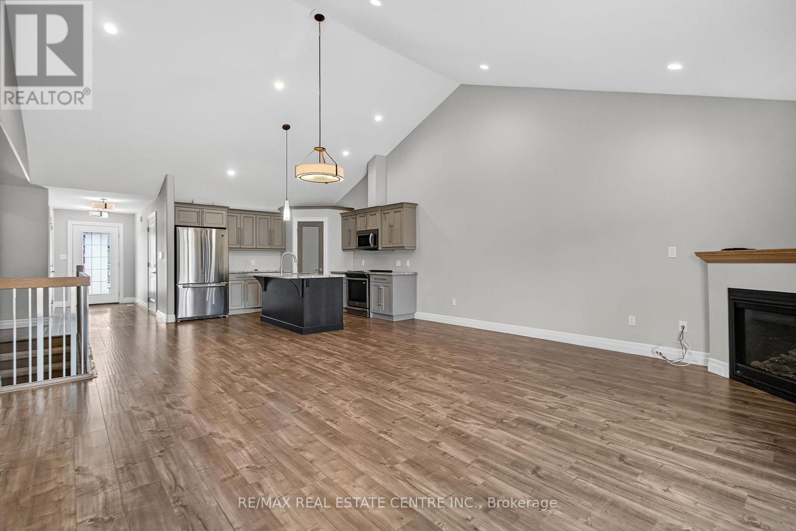 520 Molinari Street, Sarnia, Ontario  N7W 1C5 - Photo 4 - X12396026