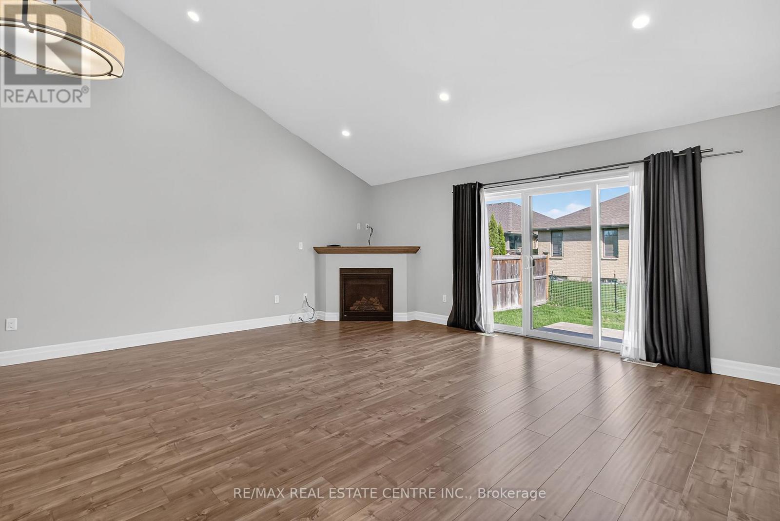 520 Molinari Street, Sarnia, Ontario  N7W 1C5 - Photo 5 - X12396026