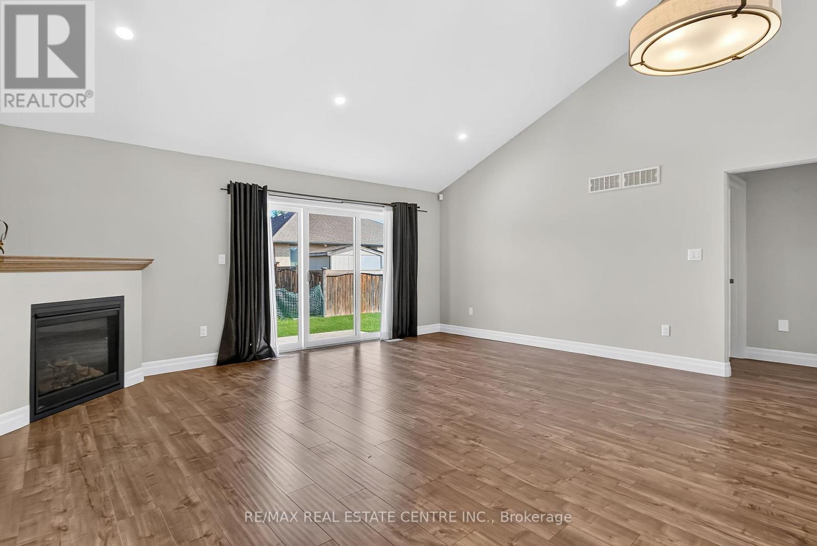 520 Molinari Street, Sarnia, Ontario  N7W 1C5 - Photo 6 - X12396026